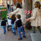 Dos madres de paseo con sus hijos. PACO CAMPOS