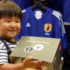 Un niño en una tienda de Tokio.