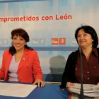 Las procuradoras socialistas Victorina Alonso y Ángela Marqués, ayer