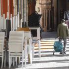 Bares y restaurantes cerrados en una de las calles del casco histórico de León con mayor profusión de este tipo de establecimientos. MARCIANO PÉREZ