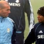 Zidane conversa con Robinho en el entrenamiento de ayer