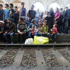 Un grupo de inmigrantes espera al próximo tren en un andén de la estación de Keleti, Hungría.
