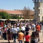 La imagen muestra la buena afluencia de público a la Feria del Vino de Pajares a mediodía de ayer