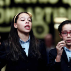 Los niños del colegio San Ildefonso muestran el número 4211, agraciado con el tercer premio de la Lotería de Navidad.