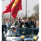 Don Juan Carlos y el rey de Marruecos saludan al público en su recorrido hasta el Palacio Real