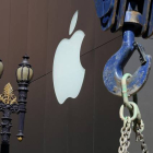 El logotipo de Apple en una tienda de San Francisco junto la grúa de un edificio en obras, el martes.