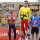 Juan Llamas (centro) con el maillot de líder de la general.