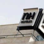 El logo del grupo NH Hoteles, visto desde la terraza de uno de sus hoteles en la ciudad de Madrid.
