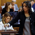 Marta Bosquet, diputada de Cs, nueva presidenta del Parlamento de Andalucía, vota, con Susana Díaz, al fondo