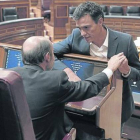 El exvicepresidente del Gobierno Alfredo Pérez Rubalcaba conversa con su sucesor como secretario general del PSOE, Pedro Sánchez, en el Congreso, en una foto de archivo.