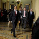 Obama saluda a los periodistas antes de entrevistarse con los republicanos del Senado en el Capitoli