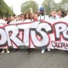 Familiares y amigos de los dos jóvenes muertos al huir de la policía, en la marcha de ayer