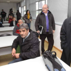 El alcalde, Samuel Folgueral, y el concejal Emilio Cubelos poco antes de la inauguración de los nuevos talleres de empleo.