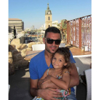 Juan Pablo con su hija en la ciudad vieja, en Old Jaffa. Lo que se ve al fondo es la Torre del Reloj.