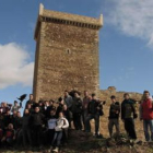 Los aspirantes a cetreros y el profesorado posan ante el castillo de don Suero de Quiñones.