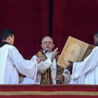 El papa durante la tradicional bendición Urbi et Orbi desde la basílica de San Pedro.