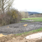 Una de las fincas donde se encuentran depositados varios montones de residuos de la depuradora de Ourense (Galicia).