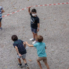 Niños en el patio de un colegio. BIEL ALIÑO