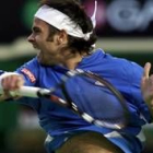 González golpea a la bola en su partido con Federer