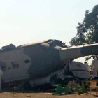 Estado en el que quedó el helicóptero siniestrado tras impactar contra varios vehículos.