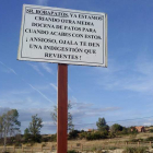 El conminatorio cartel que colocaron hace cuatro años en Velilla de la Reina.