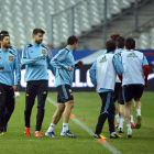 Los jugadores de La Roja escuchan las instrucciones de Del Bosque en el Stade de Saint Denis.