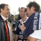 Rodríguez Zapatero conversa animadamente con los deportistas de Alcobendas