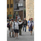 Un grupo de visitantes, este verano, en la calle Gil y Carrasco.
