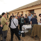 Voluntarios de SEO/BirdLife participando en el encuentro en el Parque de Cabañero. BELDAD/EFE