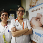 Diana Martínez (matrona) y Silvia Rodríguez (ginecóloga), coordinadoras de la guía sobre lactancia para profesionales. JESÚS F. SALVADORES