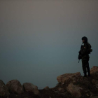 Un soldado monta guardia en las zonas liberadas. EFE