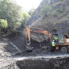 Imagen de archivo de la carretera a Peñalba por el Oza tras el derrumbiento. L. DE LA MATA