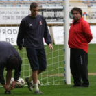 Milo Abelleira, primero por la derecha, y Oriol Riera, en el centro, se enfrentan a su ex equipo.