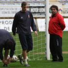 Milo Abelleira, primero por la derecha, y Oriol Riera, en el centro, se enfrentan a su ex equipo.