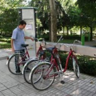 Las bicis de León son granates y plateadas.