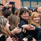 Hollande estrecha las manos del público en una visita a Avoudrey.
