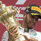 El piloto británico, Lewis Hamilton, con el trofeo de ganador del GP de Gran Bretaña. VALDRIN XHEMAJ