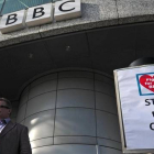 Pancarta en contra de los recortes en la BBC, en la sede de la cadena en Londres.