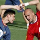 Pepe Reina, a la derecha, ocupará la portería de la selección española esta tarde frente a Grecia