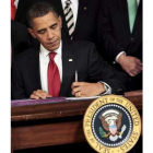 Obama firma la ampliación de ayudas para personas con VIH.