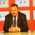 Eduardo Morán en la apertura de la temporada de La tertulia en La 8 Bierzo. L. DE LA MATA