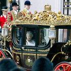 La reina Isabel II y el duque de Edimburgo, a su salida en el carruaje para el discurso anual.