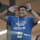 Maradona hace uno de sus clásicos shows en las gradas del estadio Nizhny Novgorod.