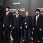 La delegación China, con Yao Ming, y la delegación de Filipinas, con Manny Pacquiao, posan durante una sesión previa a la selección de la sede para el Mundial de Baloncesto de 2019.