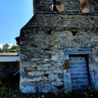 Imagen de la puerta de la iglesia de Carril tapiada con bloques de cemento en el verano de 2021. DL