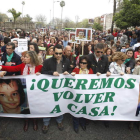 Familiares de los niños desaparecidos encabezan la manifestación en su apoyo.