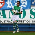 Alejandro controla el balón en un partido en El Toralín