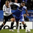 Ashley Cole disputa el balón al valencianista Feghouli.