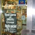 Los comercios bañezanos lucen este cartel, con el fin de captar socios para el Moto Club