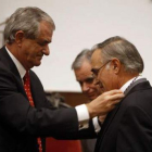 El consejero de Sanidad, Álvarez Guisasola, pone la medalla de académico a Carlos Gómez Canga.